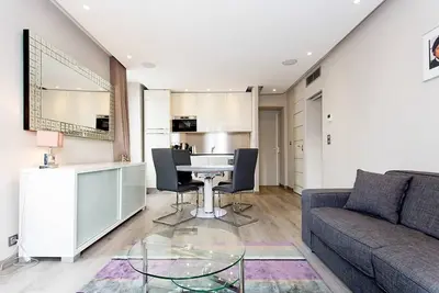 Image de 1 bedroom in front of the Palais!