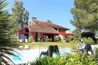 Image de Belle villa climatisée avec piscine au sel chauffée. vue montagne, grand jardin.