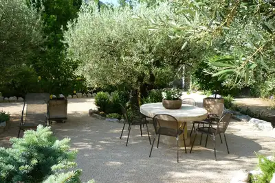 Image de gîte climatisé 60 m² au pied du Luberon & vue imprenable sur jardin soigné