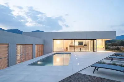 Image de Villa d'architecte, de standing, avec piscine