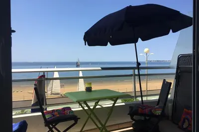 Image de Les pieds dans le sable, face mer Ă La BauleBel appartement Desing / confortable