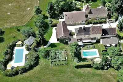 Grand gîte tout confort ( 4*) avec terrasse, jardin et piscine privée chauffée.