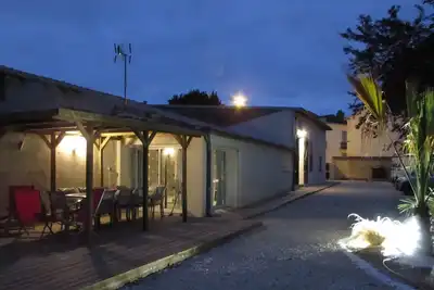 Image de maison grande capacité pouvant accueillir jusqu'a 18 personnes.
