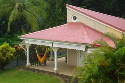 Image de Petit Bourg, la villa Le Salako vous attend dans son écrin de verdure /2-4pers