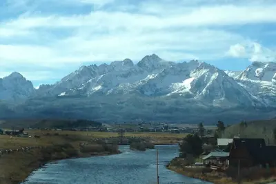 Image de Log Cabin de charme situé sur la rivière Salmon près de Stanley