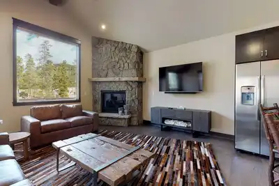 Image de Maison de ville nouvellement construite avec bain à remous, terrasses et foyer au gaz - à pied des ascenseurs