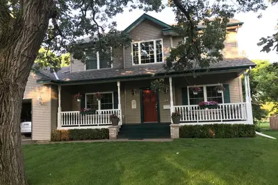 Image de Exceptionnelle maison 4bed / 4bath, granit et pierre naturelle. Emplacement idéal.