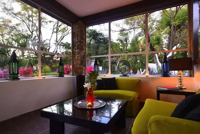 Image de Maison moderne au milieu du grand et beau jardin