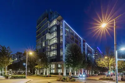 Image de Maison de ville exécutive avec vue sur la ville et l'eau