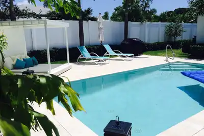 Image de Marchez À La Plage Et Au Centre-Ville seulement 3 pâtés de maisons de la piscine de sel chauffée privée Atlantic Ave-So