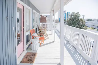 Image de Grand bungalow A un pâté de maisons de la plage!