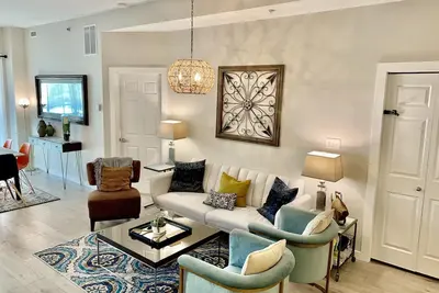 Image de La seule véritable station balnéaire de Kelowna! Condo incroyable 2 piscines, option de glissement de bateau!