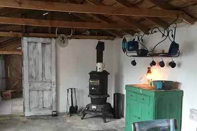 Image de Cabine du début des années 1900 avec 2 lits Queen, 1 lit bébé. Pas d'électricité, douche extérieure - été seulement