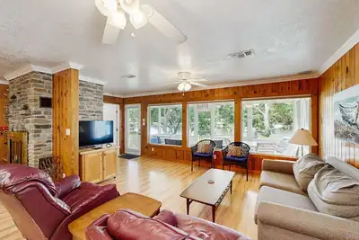 Image de Nouvelle Liste! Accueil au bord du lac w / ping-pong, quai privé - kayak disponible pour utilisation