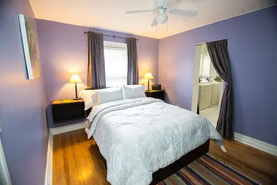 Image de Charmant Bungalow Artisan à E. Nash 2bed / 2bath down & 1b / 1b up w / sep entry
