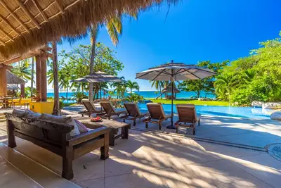 Image de Villa ultra luxueuse en front de mer entièrement équipée par Coldwell Banker Global Luxury!