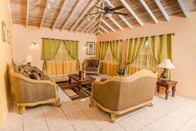 Image de Villa de style villa de 4 chambres située à Long Bay