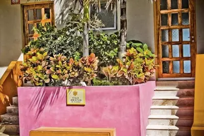 Image de Villa à couper le souffle de 7 chambres sur l'eau avec piscine à débordement privée