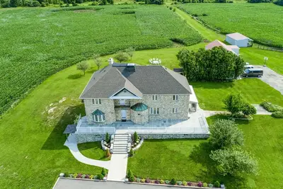 Image de Luxe / Belle maison de 4 chambres à coucher dans 100 acres (magnifiquement entretenu et entretenu)
