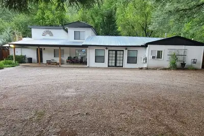 Image de Près de tout sur la rivière. 11-13 personnes