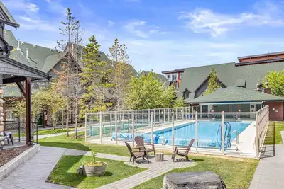 Image de Des vacances attendent! Condo Vue sur la montagne avec piscine et bain à remous ** Friend Friend