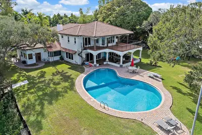 Image de Paradis au bord de l'eau avec quai, grande maison