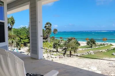 Accueil face à l'océan spectaculaire avec une belle plage de sable isolée.