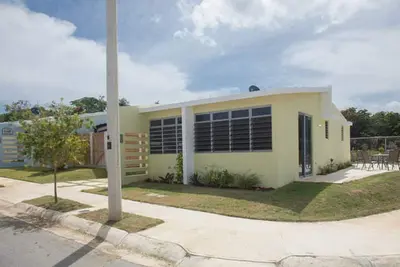 Image de nouvelle piscine 2 Br 2 Bth w Walk to Beach et 3 restaurants Bars par marina blackeagle