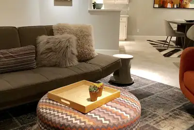 Image de Retraite moderne à Austin dans le quartier calme du centre-ville, près de l'Université du Texas, avec vue sur le Capitole