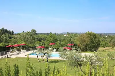 Image de Appartement parfait pour les familles dans une maison de vacances avec piscine, parc, Wi-Fi et hamacs!