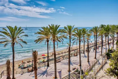 Image de Penthouse sur la plage avec terrasse privée sur le toit, piscine et salle de sport