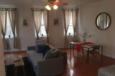 Image de Spacieux 2br 2bth Bi Level Apt avec terrasse sur le toit au coeur des libertés du nord