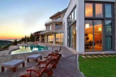 Image de Villa TakeOff, 4 chambres, 5 salles de bains avec piscine et vue imprenable.
