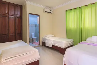 Image de Appartement impeccable avec une chambre et une salle de bains - vue sur la ville