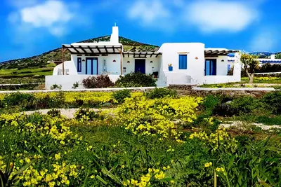 Image de Maison des Cyclades artistique avec une vue imprenable sur l'eau!