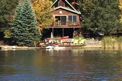 Image de Belle vue sur le lac et levers de soleil sur une crique paisible.