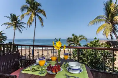 Image de Condo 2 Br en bord de mer avec vue complète sur l'océan