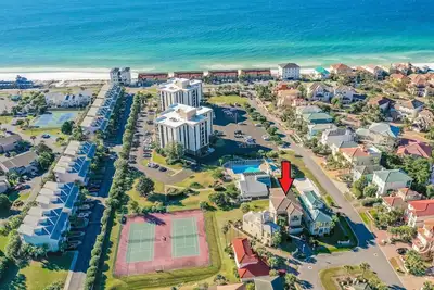 Image de Maison de luxe avec ascenseur, voiturette de golf, promotions de novembre, 2 pâtés de maisons de la plage!