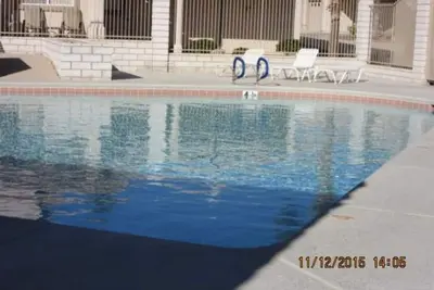 Image de 2 chambres, 2 salles de bain, 10 minutes du casino. Parfait pour les snowbirds et les plaisirs d'été
