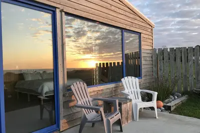 Image de Marrawah Beach Bungalow, plan ouvert sur une colline avec vue.