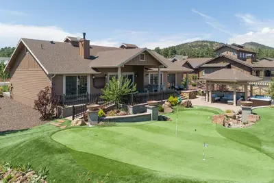 Image de Superbe maison neuve! Complet avec votre propre putting green.