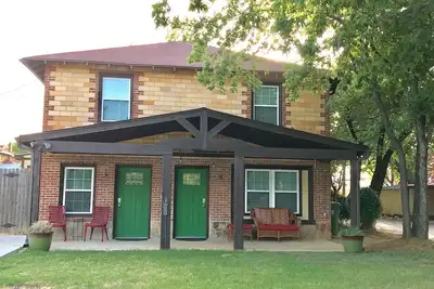 Image de Bunk House on Elm dans le quartier historique de la vieille ville d’Arlington, à quelques pas du stade At & T