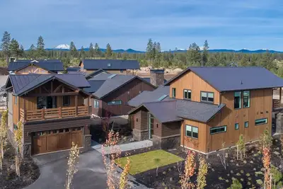 Image de Maison moderne à Tetherow - Toutes les chambres avec salle de bain attenante, bain à remous privé et plus