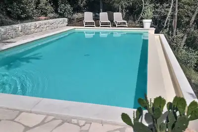 Image de vue sur le lac et piscine d'eau salée moderne