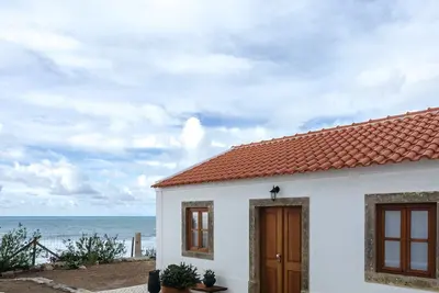 Image de Belle Maison Sur Une Falaise Au Bord De L'OCÉAN