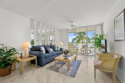 Image de Unité de 2 chambres à coucher 2 salles de bain 8-212 Isla Del Sol Bahia Vista 2e étage Coin Wifi Parking gratuit