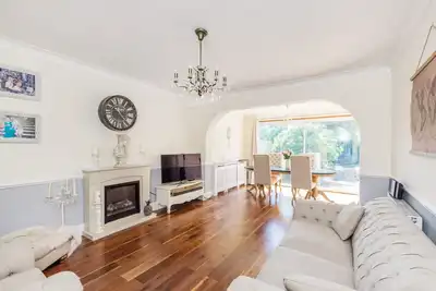 Image de Belle maison familiale de 4 chambres! 3 étages! Jardin!