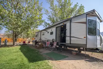Image de Outdoor Glamping : Large Rv Setup Ok52