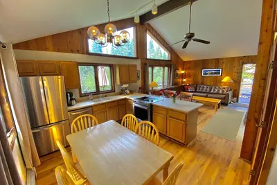 Image de Family Friendly Vacation Cabin sur la rivière 1 bloc de la rue principale