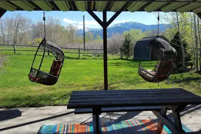 Image de Black Bear Inn, vues de Bridger, E. Rivière Gallatin derrière la maison. Accès à pied.